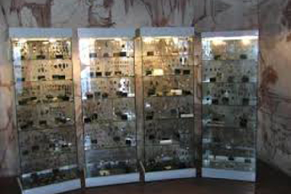 Vetrine reperti Museo di Etnopreistoria di Napoli